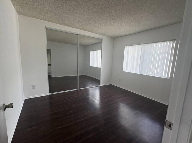 Building Photo - 1.0 bedroom in Los Angeles California 91343