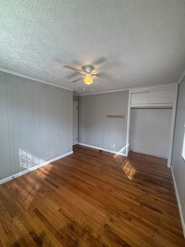 Building Photo - Updated 3bd/2bth home with Remodeled Maste...