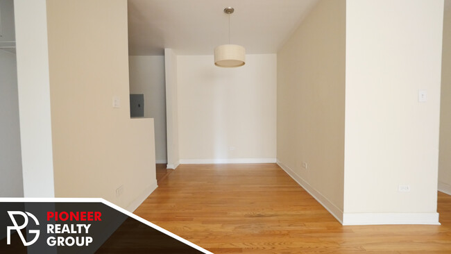 Building Photo - 625 W Wrightwood Ave