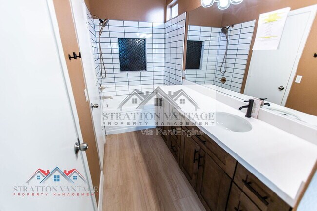 Building Photo - 1131 E Ferrara St