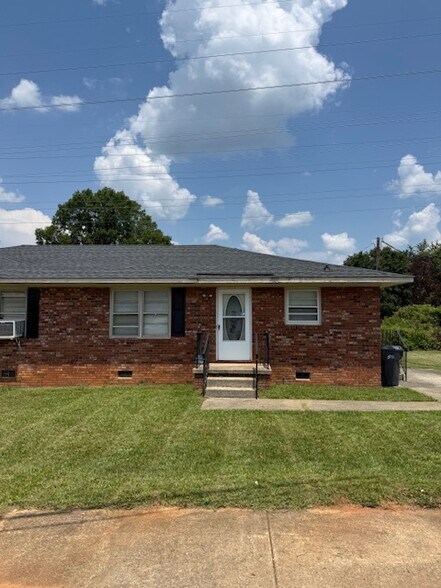 Primary Photo - 106 Lily St