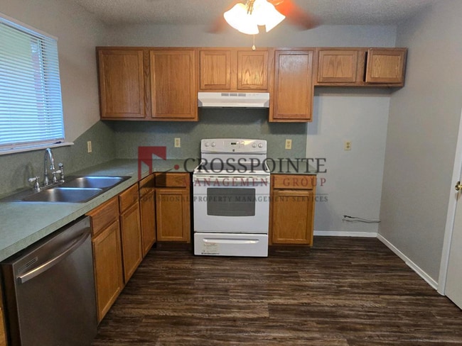 Building Photo - Available Now! Spacious 2-Bedroom, 1.5-Bath Townhome in White Oak!