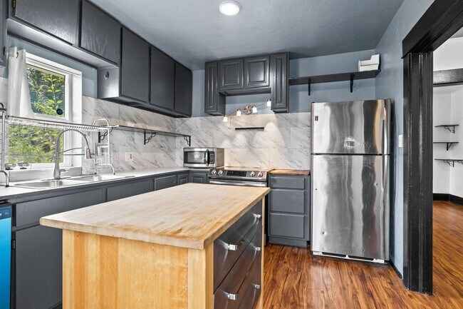 Primary Photo - NorthEast Spokane Home - Beautifully Updated