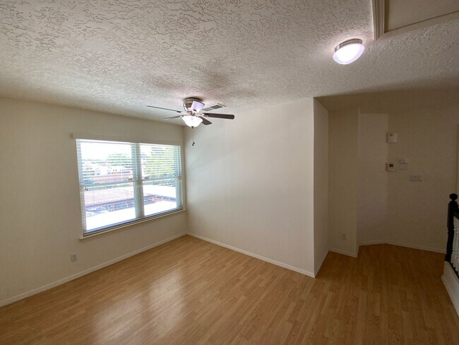 Building Photo - 3 Bedroom Home Available Near Golf Course ...