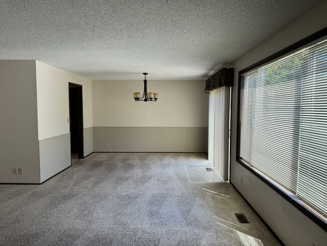 Building Photo - 3 bedroom 2.5 bathroom duplex off Coburg Rd.