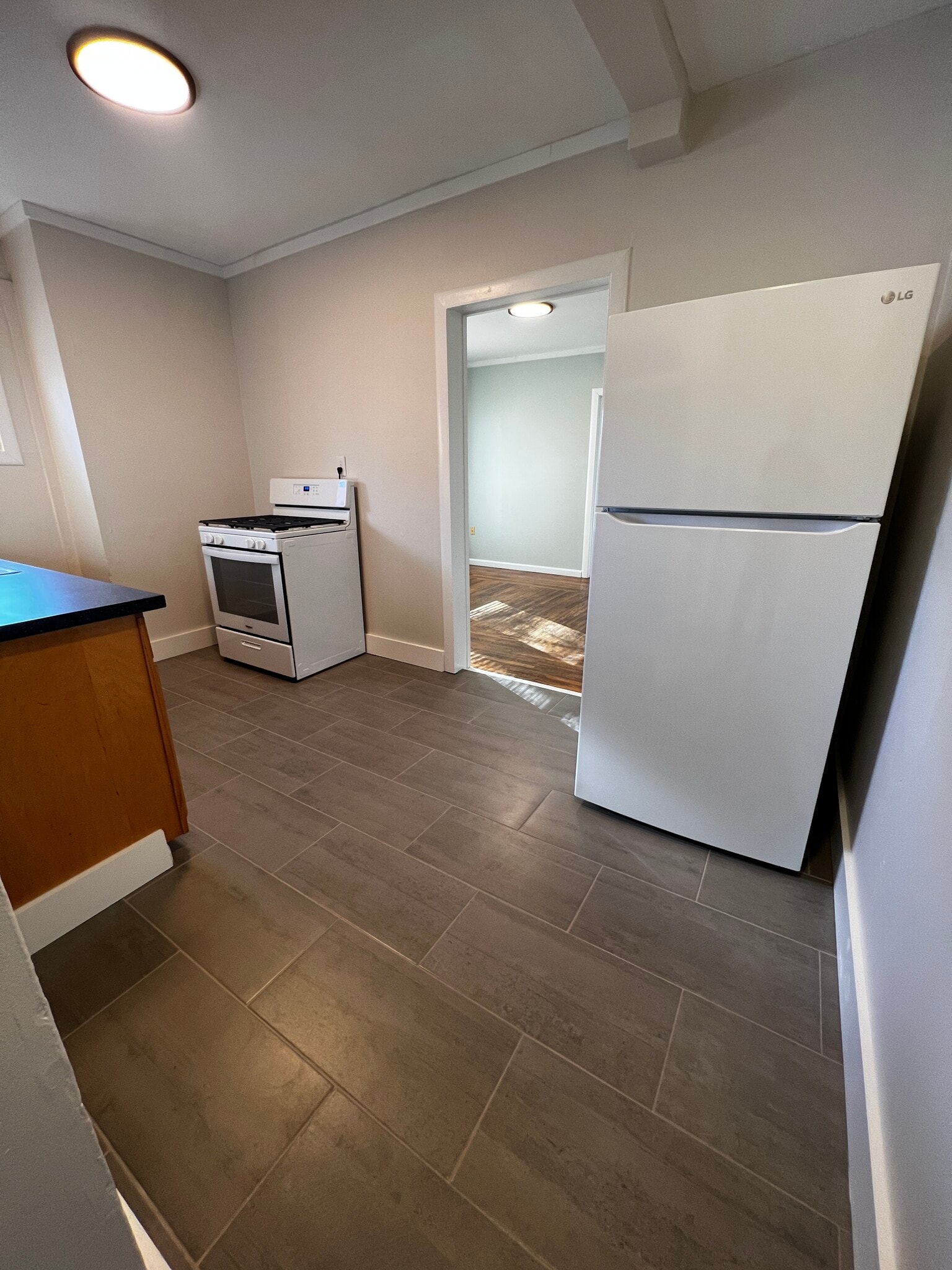 Kitchen - 4414 Ivanhoe Ave