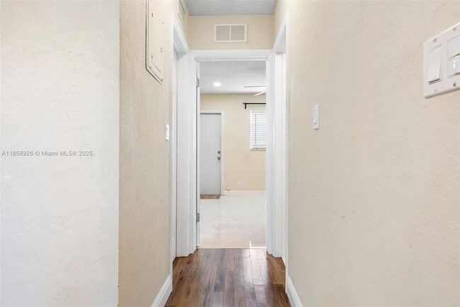 Building Photo - 2701 Middle River Dr