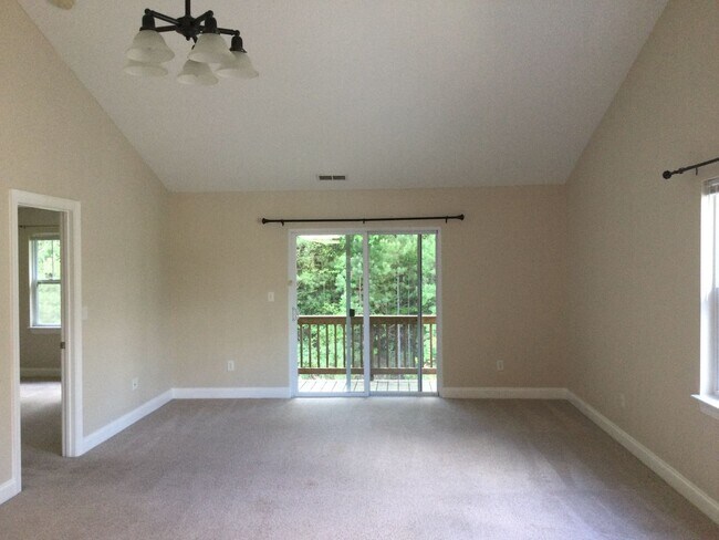 Building Photo - 3 Bedroom Townhouse in amazing location!