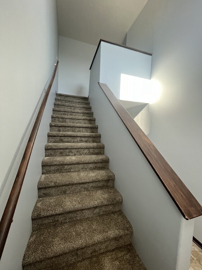 Building Photo - "Charming 3-Bed Townhouse with 2.5 Baths &...