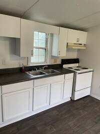 Building Photo - Two bedroom one bath single wide home available in Madison Heights.