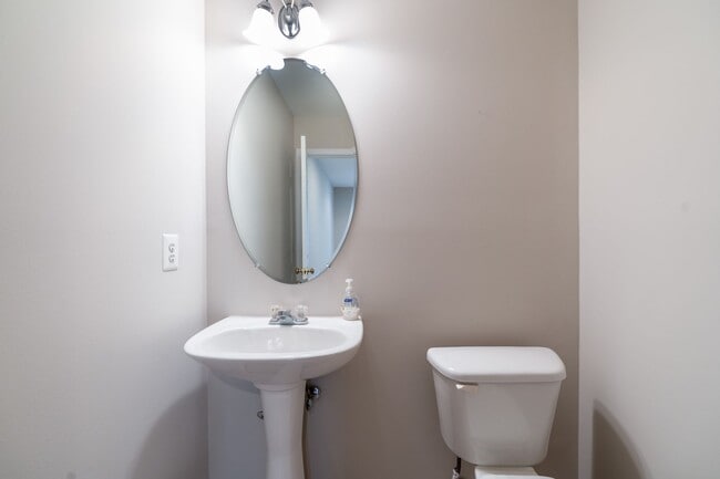 Building Photo - Immaculate 3 Bed 2 Full & 2 Half Bath End ...