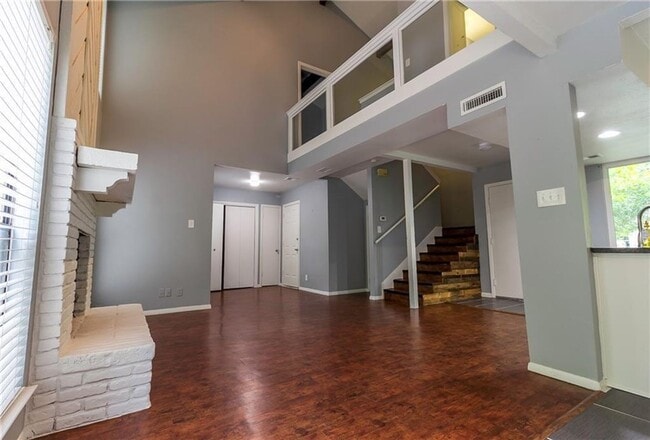 Building Photo - 3901 Knollwood Dr