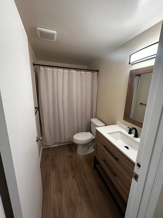 Building Photo - Charming 2 Bedroom Townhouse Available Now...