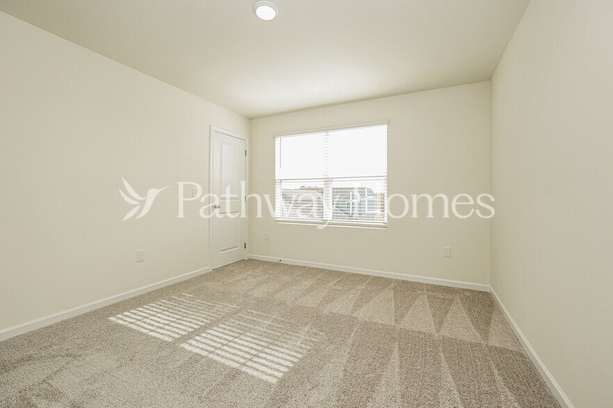 Building Photo - 1058 Large Poppy Dr