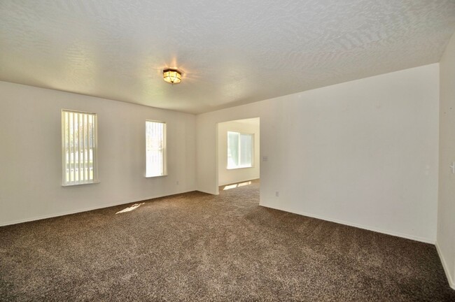 Building Photo - Broadmoore Community, 4 bed 2.5 bath