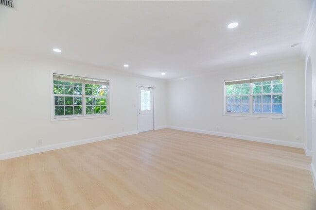 Building Photo - 2831 N Seacrest Blvd
