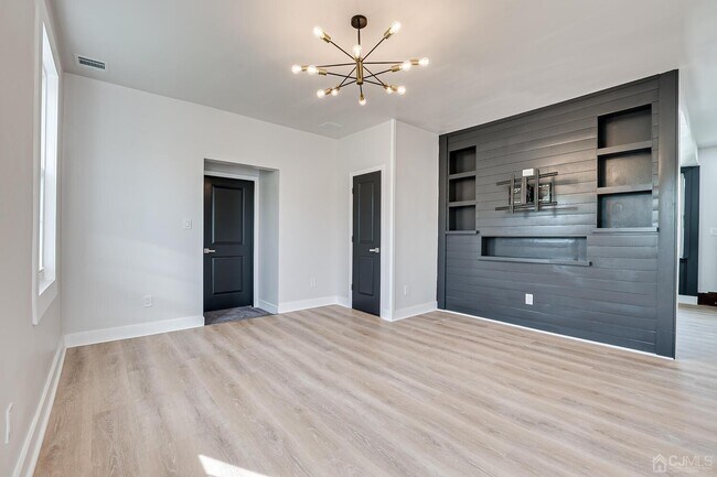 Building Photo - 324 Main St