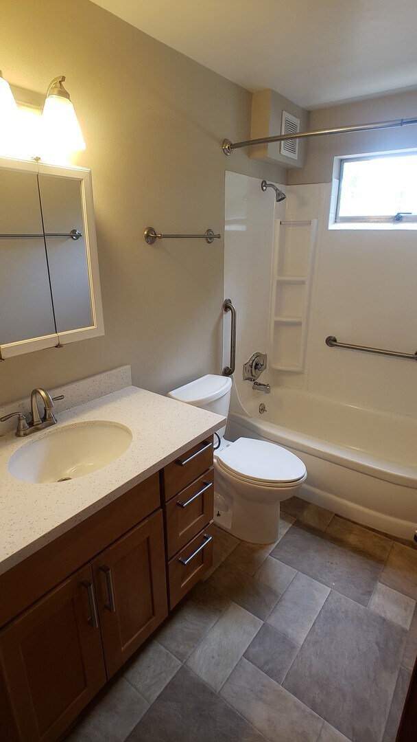 Building Photo - Briarcrest 44