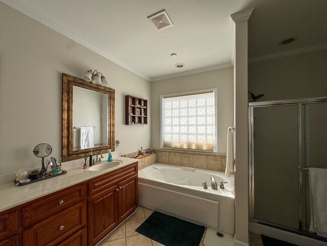 Building Photo - Well-Maintained 4 Bed 2.5 Bath Home with a Pool