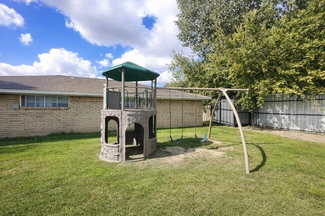 Building Photo - 5602 Hirsch Rd