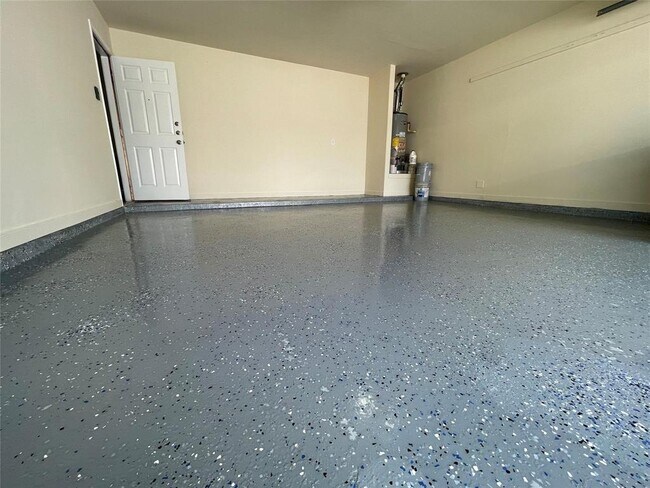 Building Photo - 6330 Applewood Forest Dr