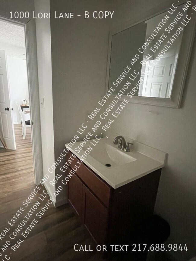 Building Photo - 1000 Lori Ln