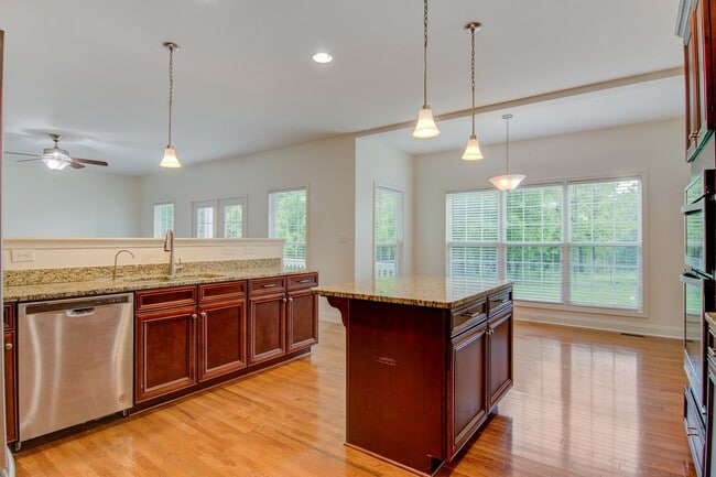 Building Photo - Charming 4 Bed, 3.5 Bath Modern Farmhouse on Expansive Land – Prime Location!