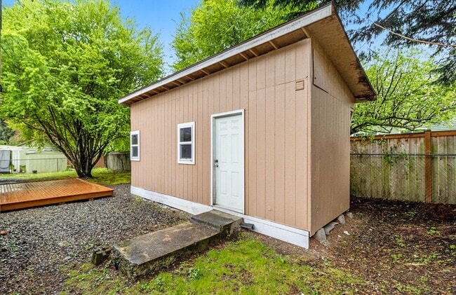 Building Photo - Kirkland Rambler for rent! Contact Jennifer for a showing 4252238096