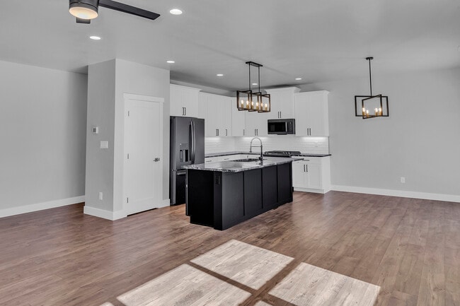 Building Photo - 681-628 28 Rd