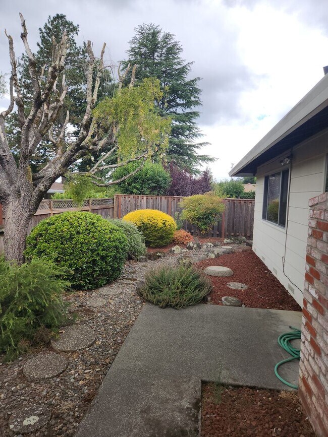 Building Photo - Lovely Home in Oakmont