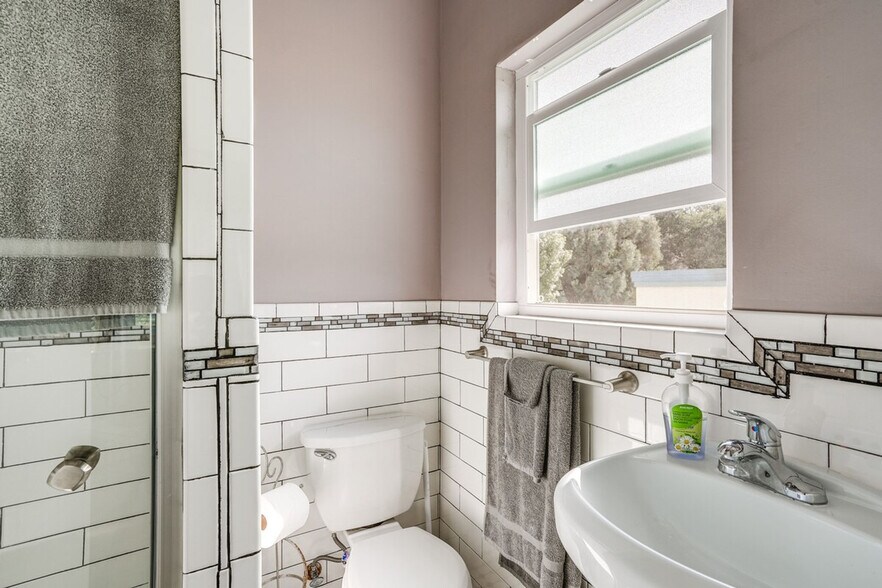 Building Photo - 3600 Grand Ave