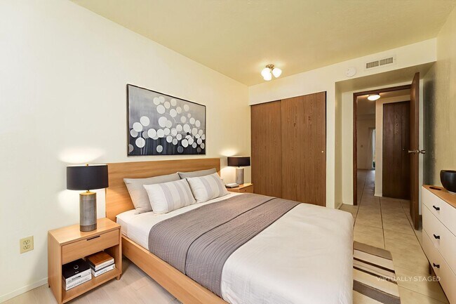 Building Photo - 2 Bedroom 2 Bathroom Sits Right on the Sho...