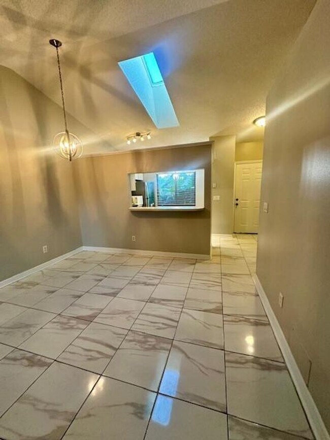 Building Photo - COZY 2/2 DUPLEX