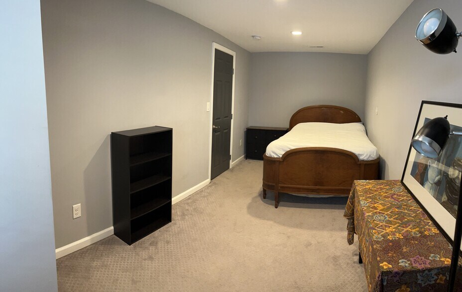 Comfy, full-size bed - 607 Quintana Pl NW