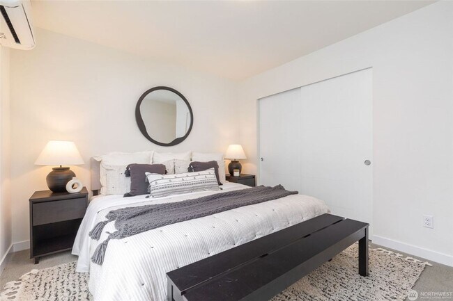 Building Photo - 2Bd/2Ba Seattle Townhouse