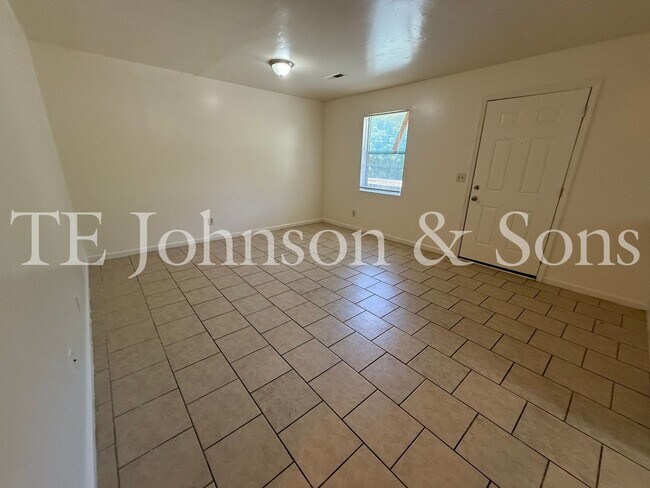 Building Photo - 2 Bedroom Utilities INCLUDED