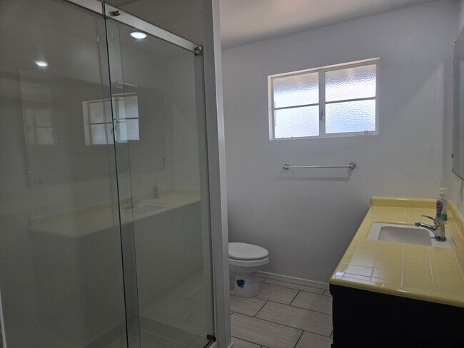 Building Photo - Cozy 3 bed, 2 bath home in Phoenix, No HOA!