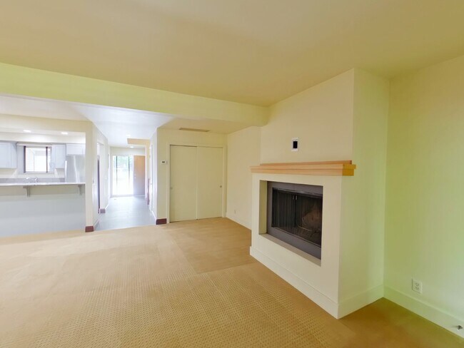 Building Photo - 2 Bedroom Condo In Fantastic Location!