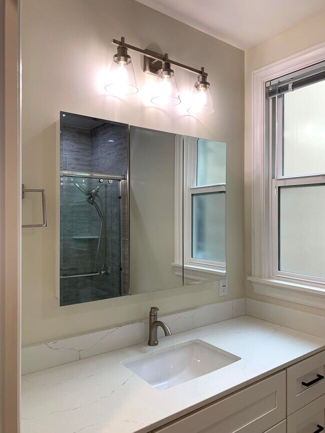 Building Photo - 423-425-425 11th Ave