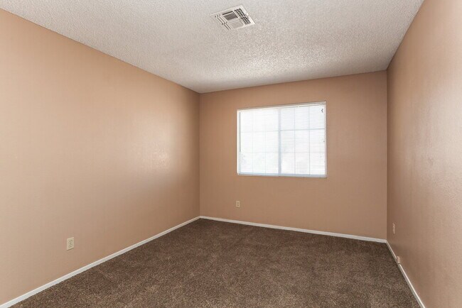 Building Photo - 4216 Laurel Hill Dr