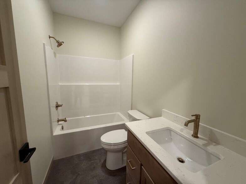 Building Photo - 2324 Sweetgrass Dr