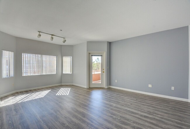 Building Photo - Beautiful / Spacious / Two Bedroom Condo /...