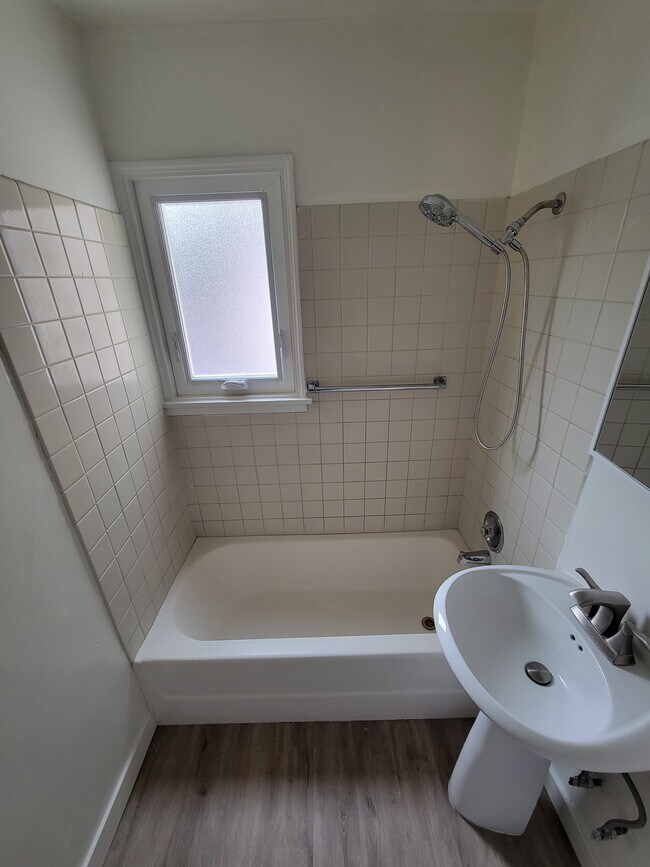 Bathroom - 3052 Honolulu Ave