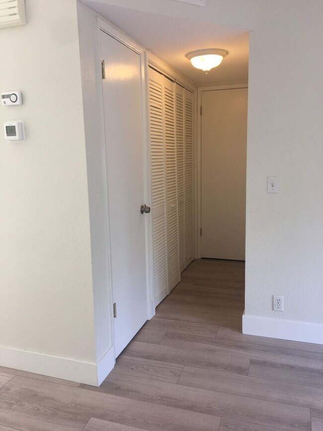 Building Photo - Freshly updated Woodside Park townhouse, c...