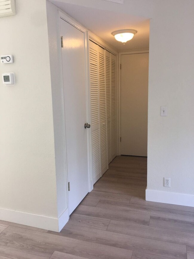 Building Photo - Freshly updated Woodside Park townhouse, close to Fresno State.