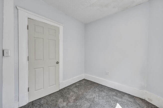 Building Photo - Spacious 5 Bedroom - Vouchers Accepted