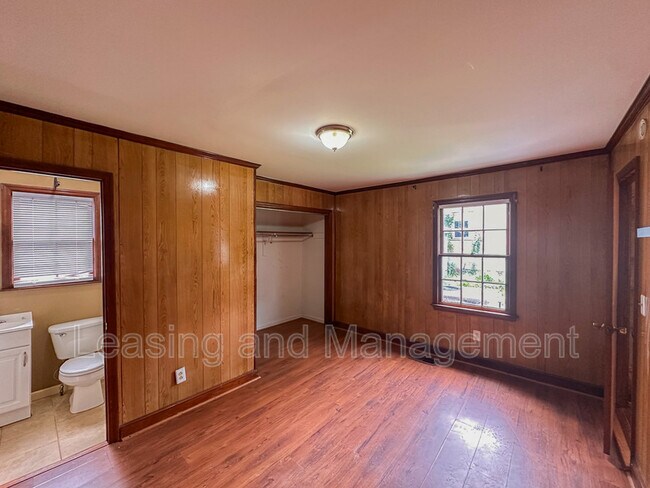 Building Photo - 211 W Poplar St