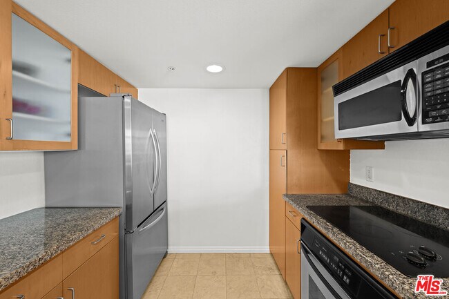 Building Photo - 13700 Marina Pointe Dr