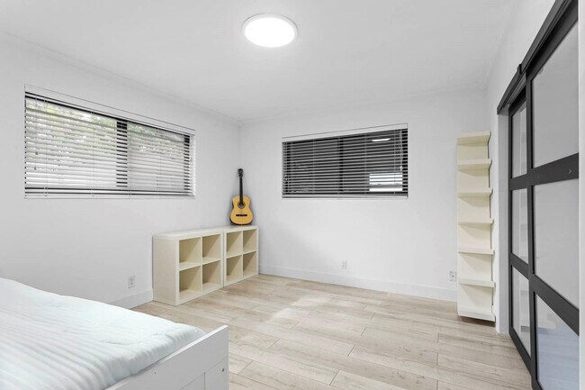 Building Photo - 715 NE 25th Ave