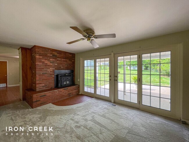 Building Photo - Spacious Three-Bedroom on a Beautiful Lot ...